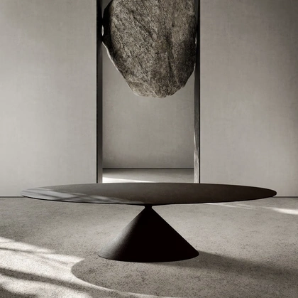 Tavolo Maxy Clay in spatolato materico nero di Desalto