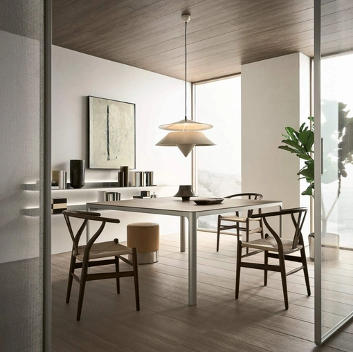 Tavolo Flat con top in Noce e base in alluminio laccato Platino di Rimadesio