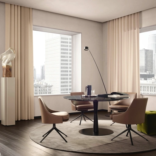 Tavolo rotondo Flute con piano in marmo lucido e base in laccato opaco di Poliform