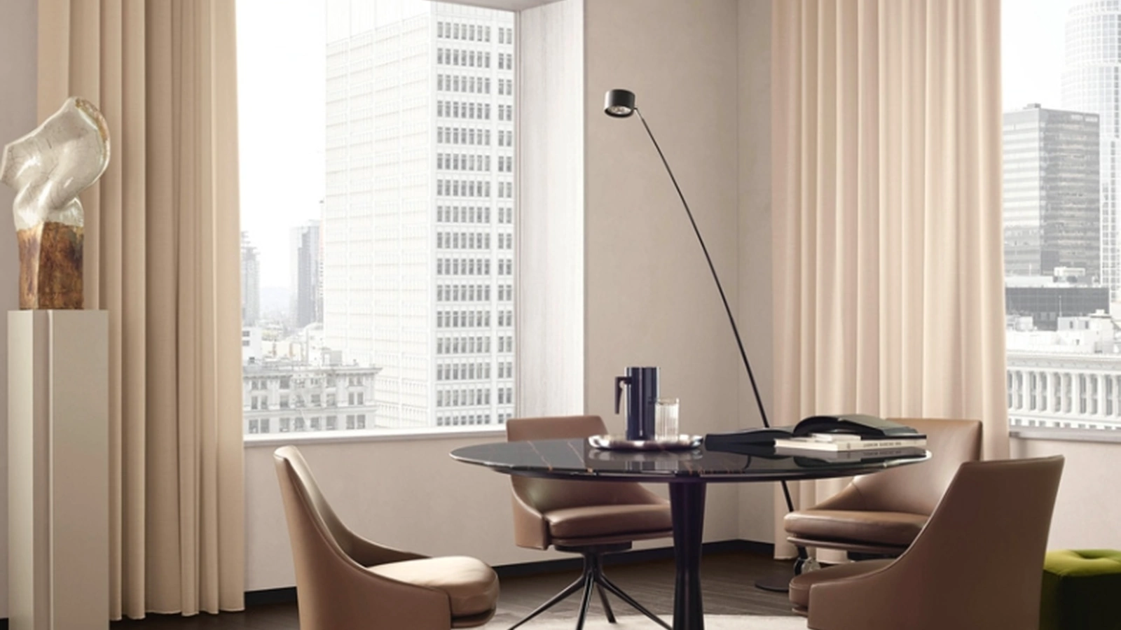 Tavolo rotondo Flute con piano in marmo lucido e base in laccato opaco di Poliform