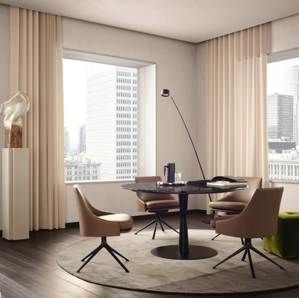 Tavolo rotondo Flute con piano in marmo lucido e base in laccato opaco di Poliform