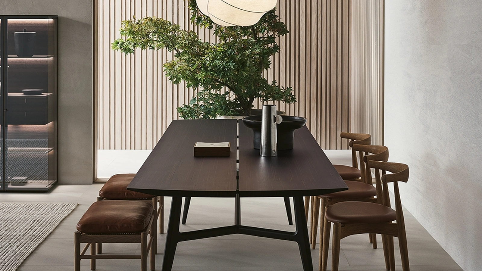 Tavolo Francis con top in legno tinto ebano di Rimadesio