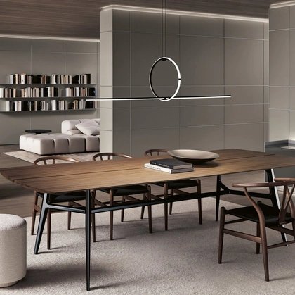 Tavolo Francis con top in noce e struttura in metallo verniciato nero lucido di Rimadesio