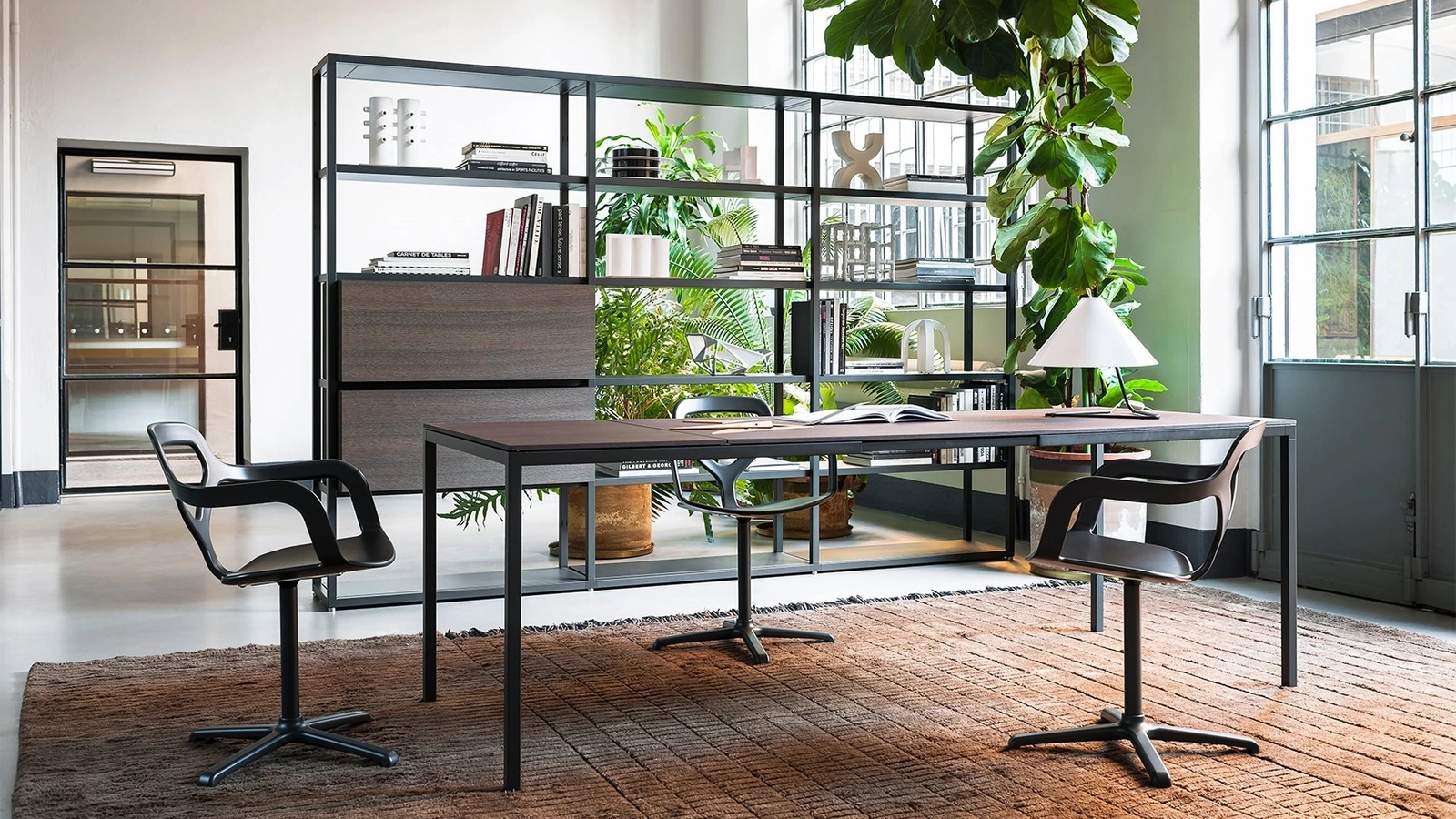 Tavolo allungabile Helsinki 30 in laminato con struttura smontabile in acciaio di Desalto