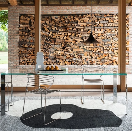 Tavolo Liko Glass in cristallo temperato e gambe in acciaio di Desalto