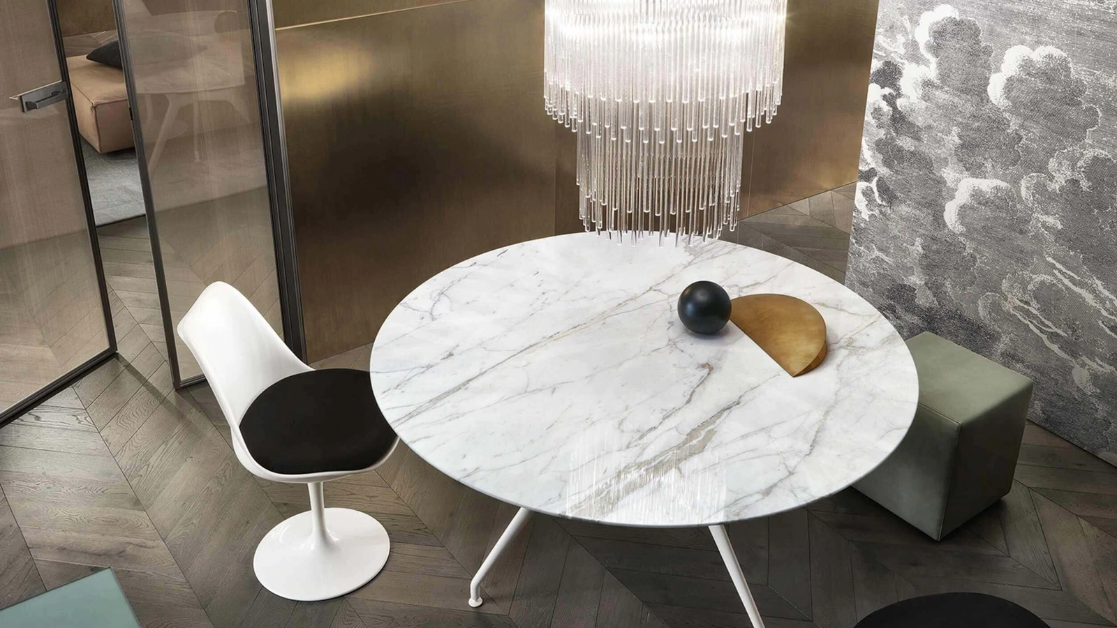 Tavolo rotondo Manta con top in marmo di Rimadesio