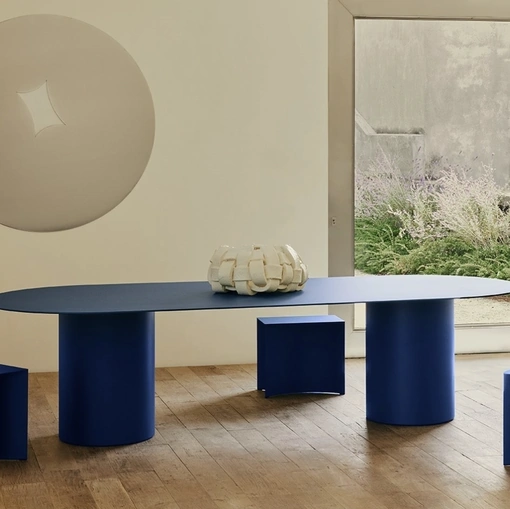 Tavolo MM8 in alluminio laccato con doppia base cilindrica di Desalto