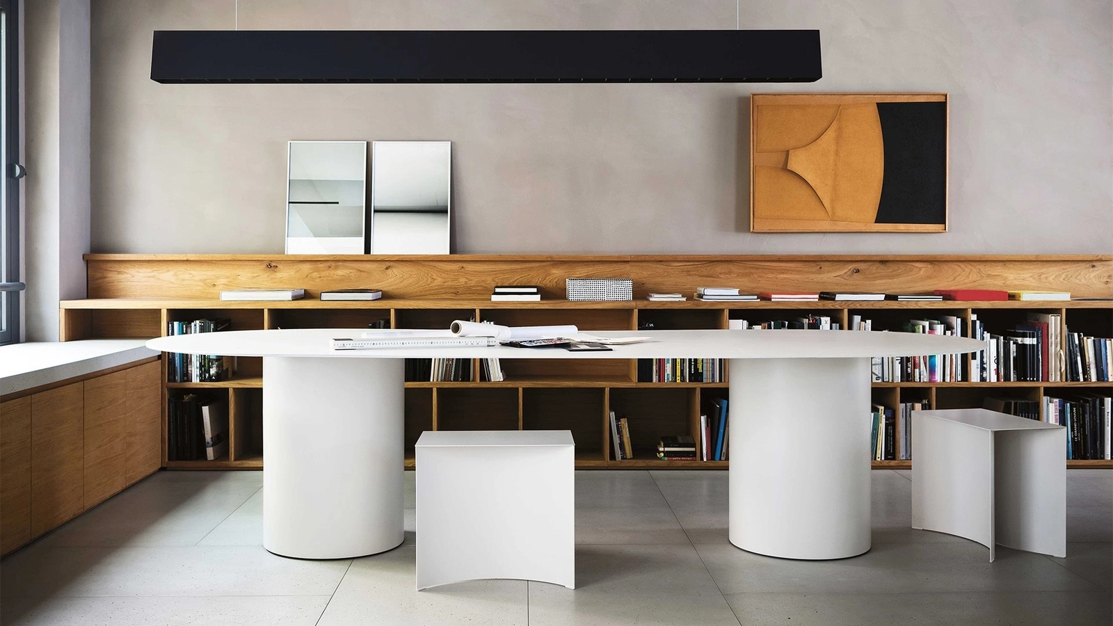 Tavolo MM8 in alluminio laccato con doppia base cilindrica di Desalto