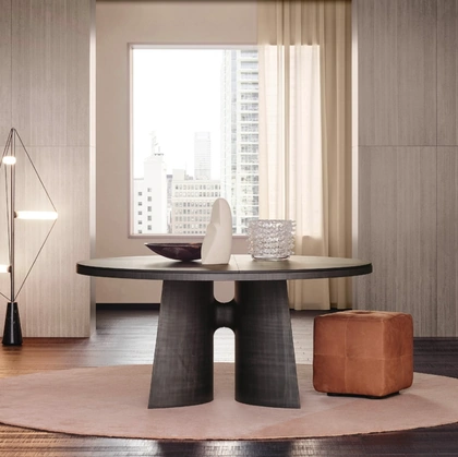 Tavolo rotondo Kensington con top in olmo nero e base scultura in bronzo spatolato di Poliform