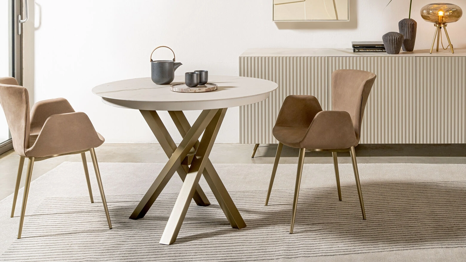 Tavolo allungabile Shangai Round con top in ceramica e base in alluminio verniciato di Riflessi