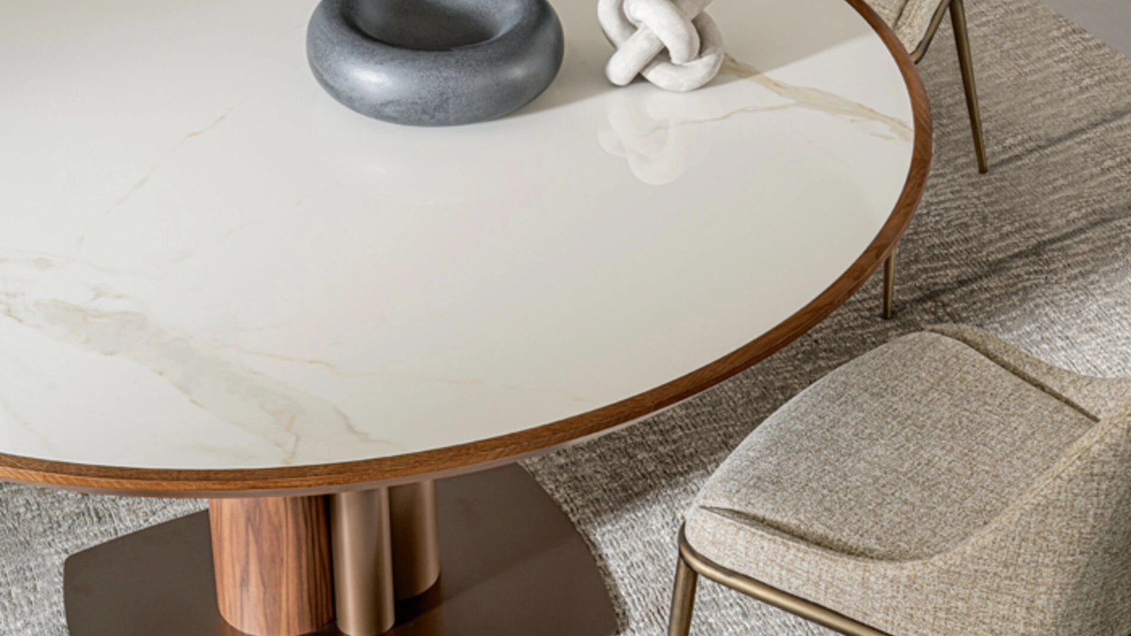 Tavolo rotondo Tower in ceramica e legno di Riflessi