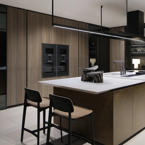 Cucina Design con isola Artex Pro in Olmo Fossile e laccato metallizzato di Poliform