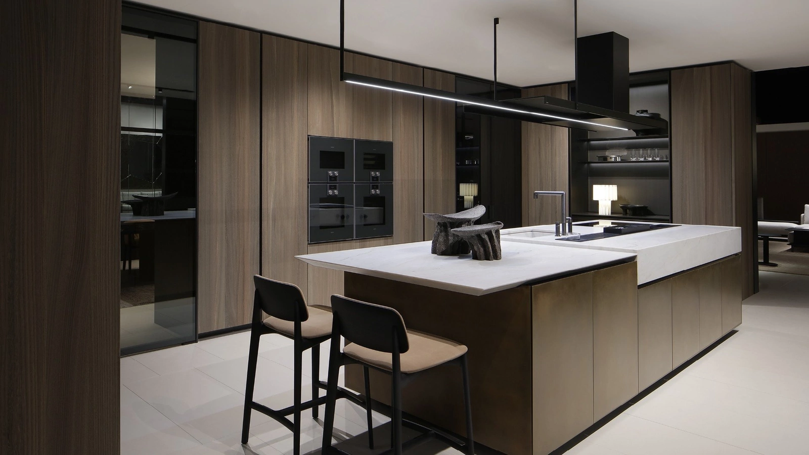 Cucina Design con isola Artex Pro in Olmo Fossile e laccato metallizzato di Poliform