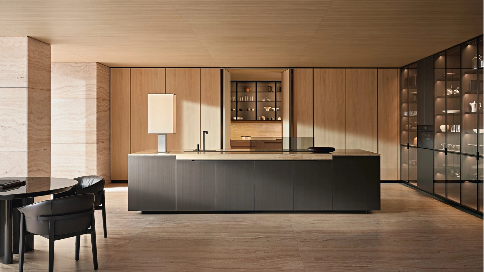 Cucina Design Phoenix in Rovere con isola in laccato Bronzo e Travertino di Poliform