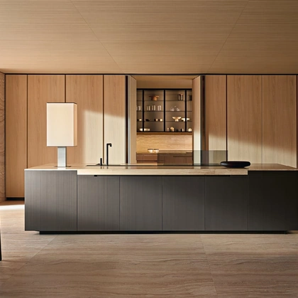 Cucina Design Phoenix in Rovere con isola in laccato Bronzo e Travertino di Poliform