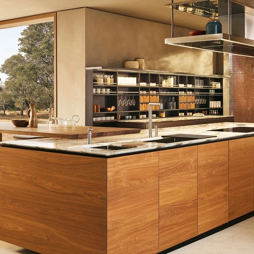 Cucina Design con isola Artex 01 in massello di Noce e top in marmo di Poliform