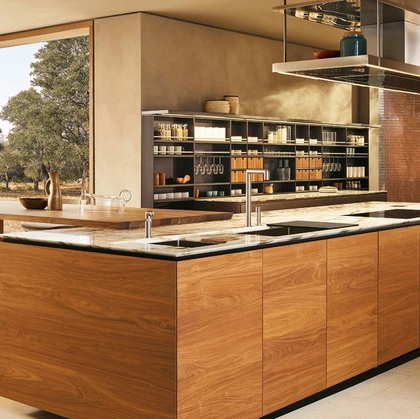 Cucina Design con isola Artex 01 in massello di Noce e top in marmo di Poliform