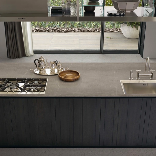 Cucina Design con isola Artex 03 in olmo nero con top in pietra di Poliform