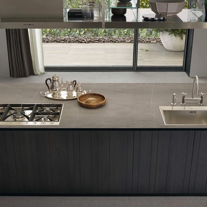 Cucina Design con isola Artex 03 in olmo nero con top in pietra di Poliform