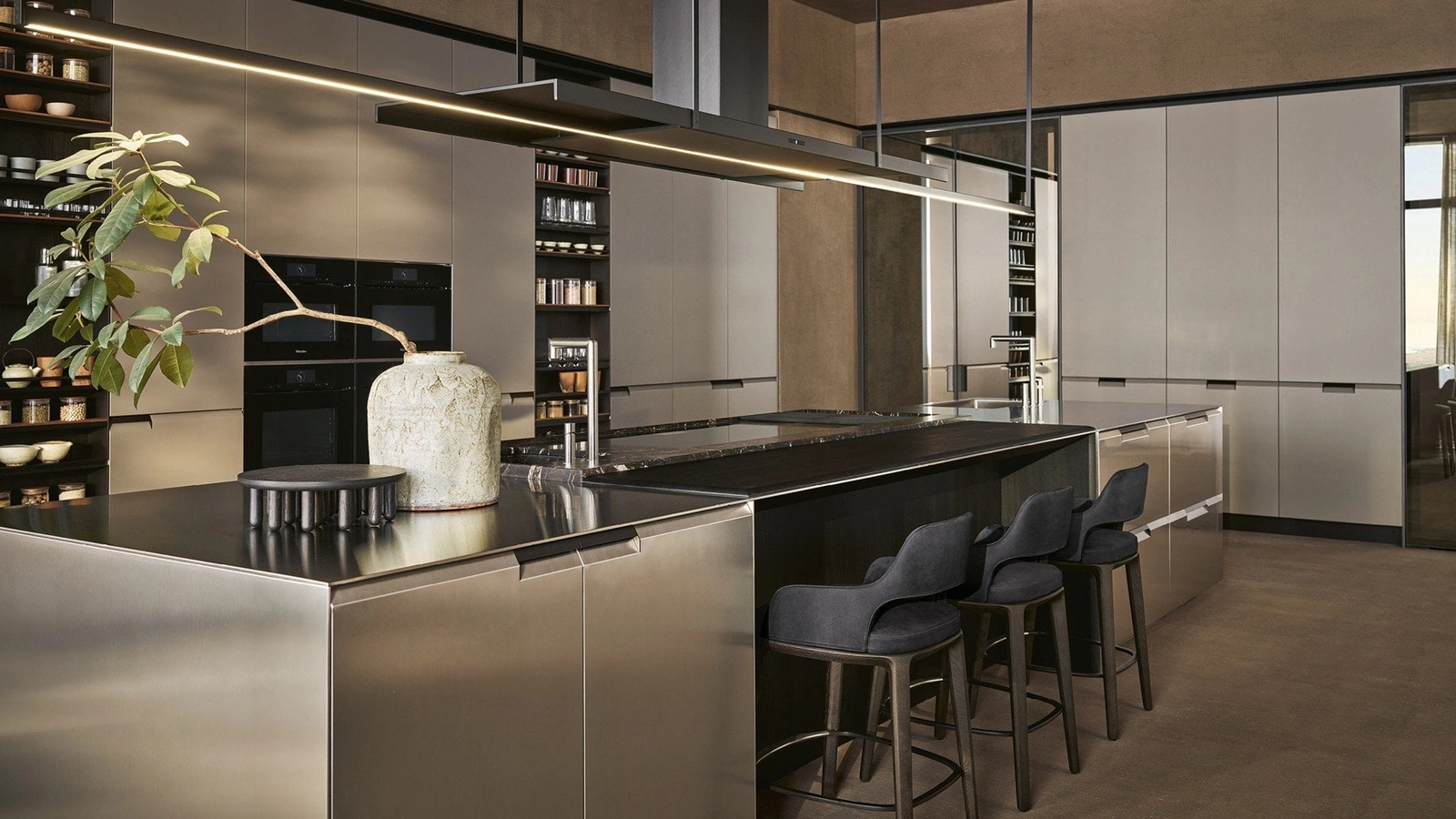 Cucina Design in laccato con isola in acciaio Shape di Poliform
