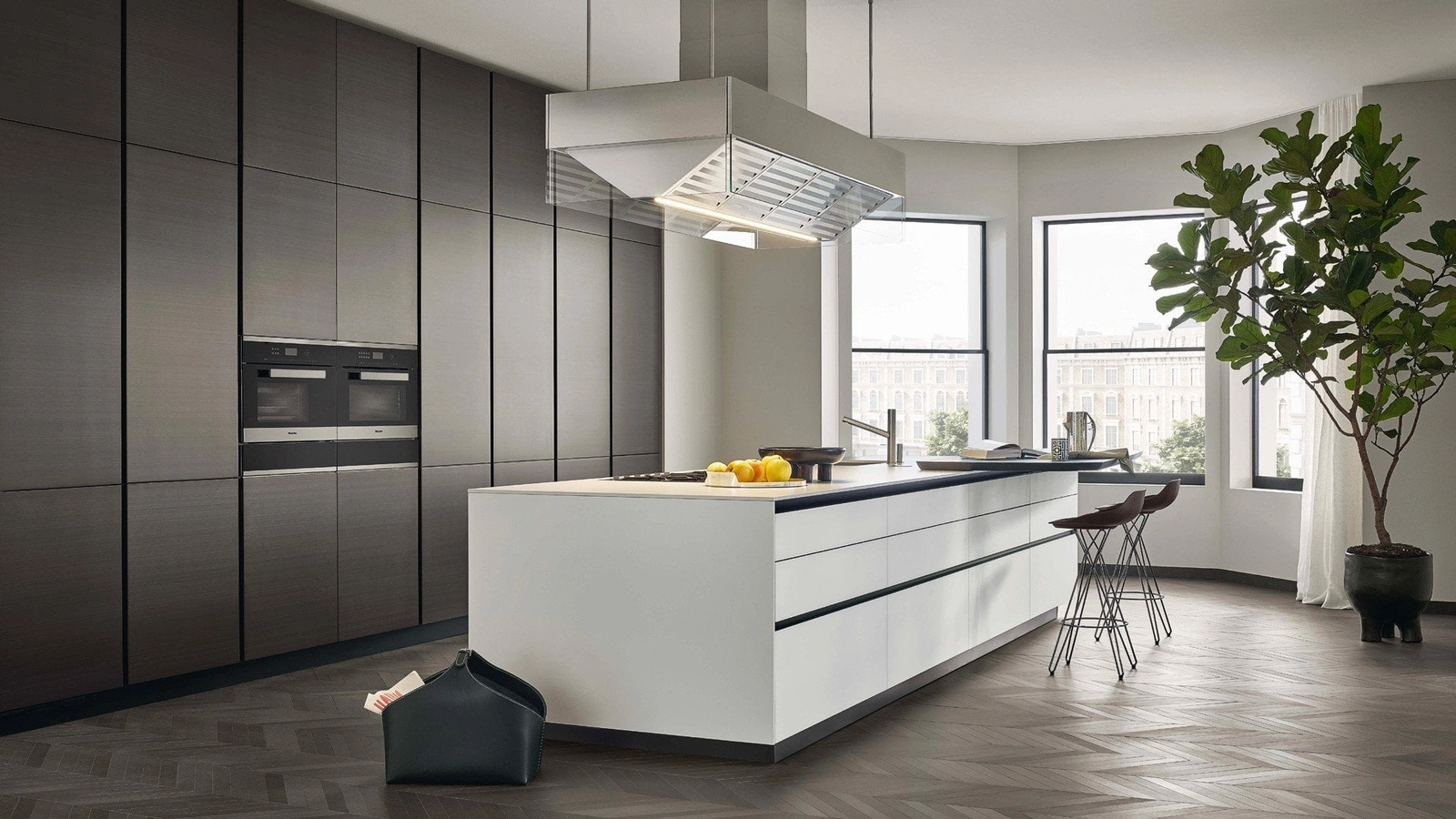Cucina Design in laccato metallico Bronzo con isola in vetro Bianco Twelve di Poliform