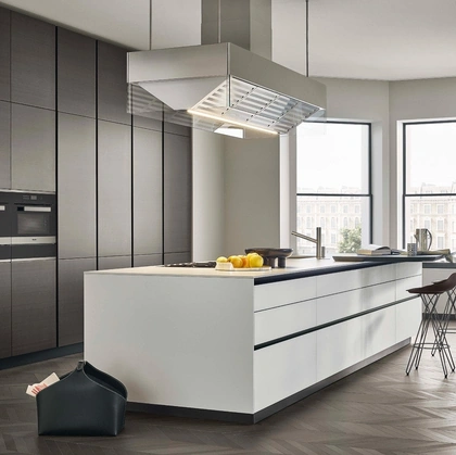 Cucina Design in laccato metallico Bronzo con isola in vetro Bianco Twelve di Poliform