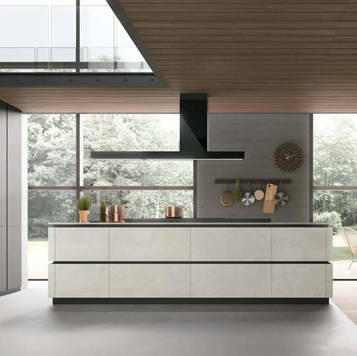 Cucina Moderna con isola Metropolis 10 in pet e materico Cemento Bianco di Stosa