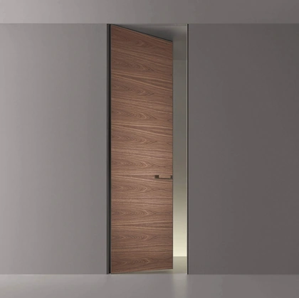 Porta a filo muro per interni Moon in Noce con struttura in metallo finitura Peltro di Rimadesio
