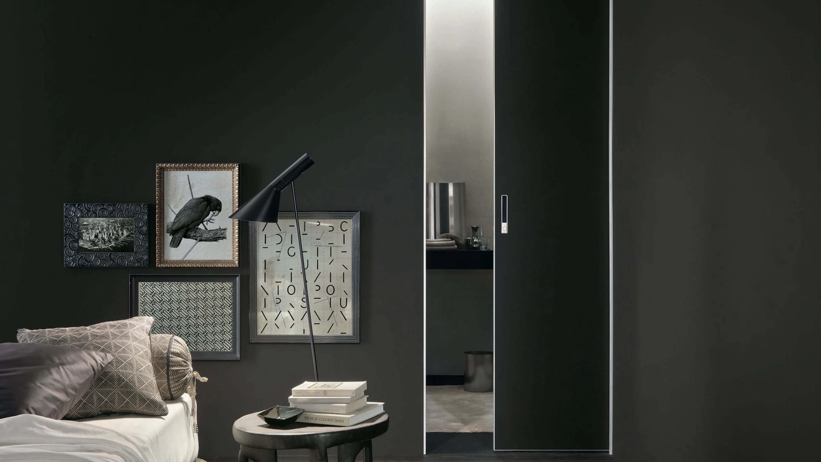 Porta scorrevole per interni Moon in vetro nero opaco con telaio in alluminio finitura Peltro di Rimadesio