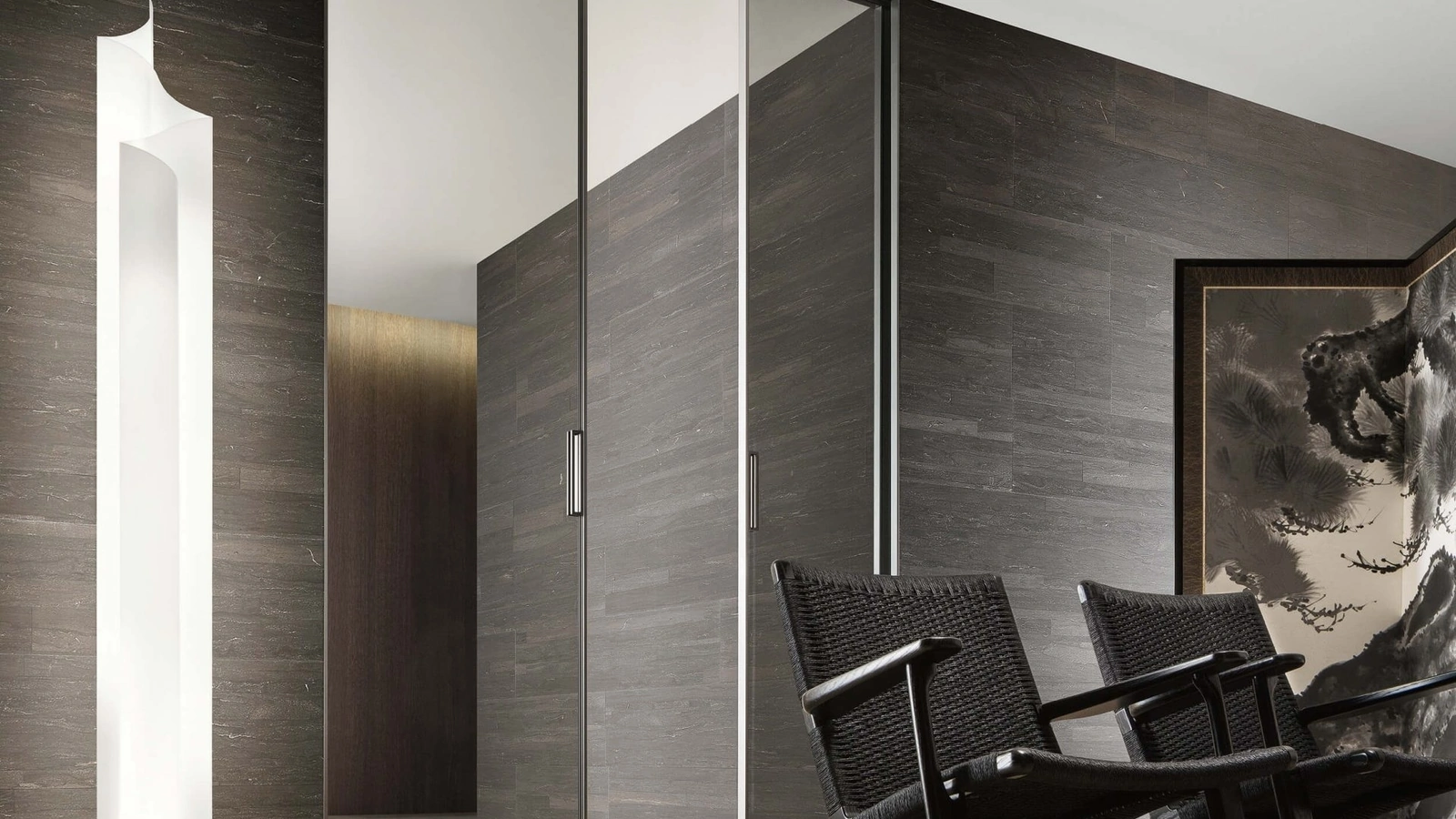 Porta per interni scorrevole Zen in vetro grigio trasparente con telaio in alluminio finitura Bronzo di Rimadesio