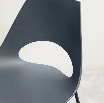 Sedia da giardino Shark Outdoor in polipropilene con gambe in acciaio laccato di Bontempi