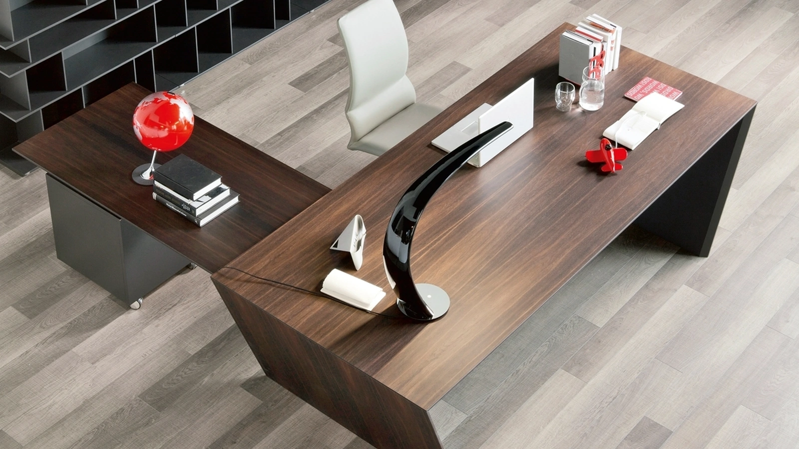 Scrivania Direzionale Vega in acciaio rivestita in legno di Cattelan Italia