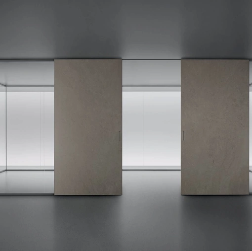 Parete divisoria Spazio e Graphis Plus in vetro e Gres con struttura in alluminio finitura platino di Rimadesio