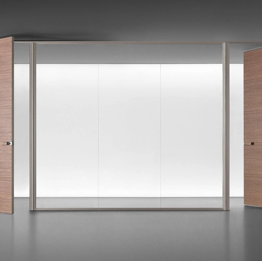 Parete divisoria Spazio e Moon in vetro con struttura finitura Platino di Rimadesio