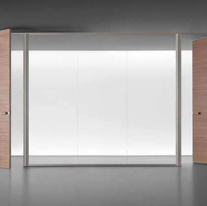 Parete divisoria Spazio e Moon in vetro con struttura finitura Platino di Rimadesio