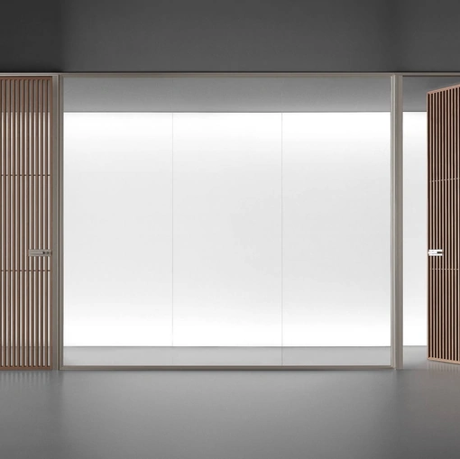 Parete divisoria Spazio e Sail  in vetro trasparente con struttura finitura Platino di Rimadesio